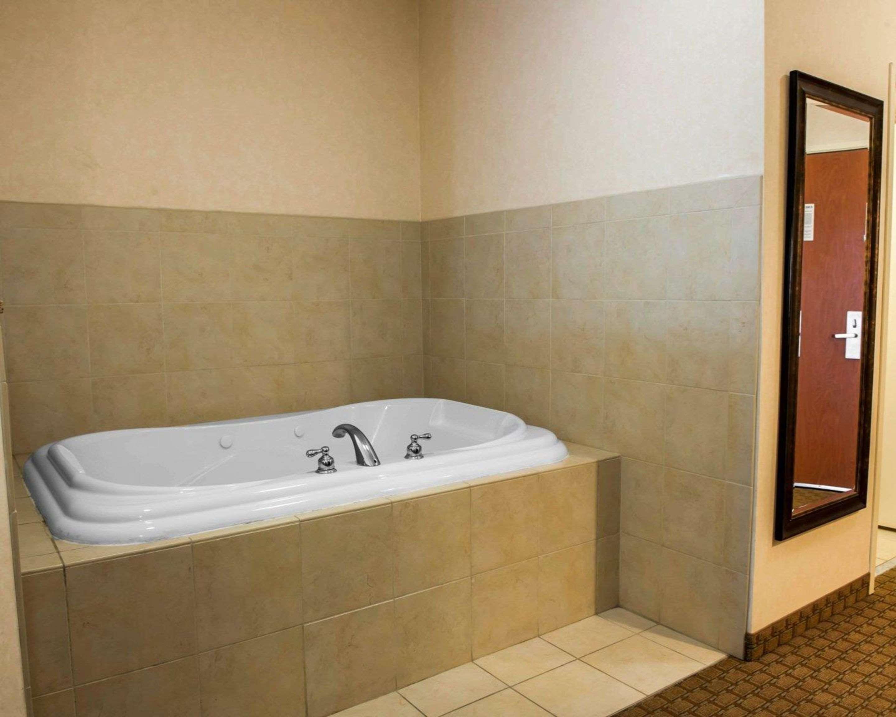 Comfort Suites Southport Exterior photo